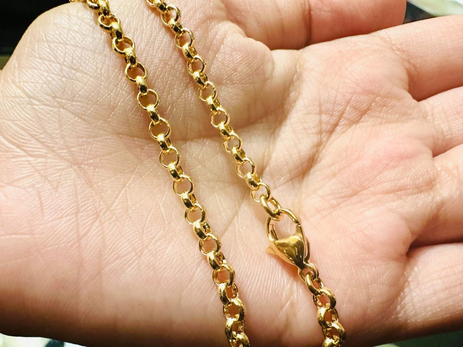 gold chain 3mm with claw clasp on hand 